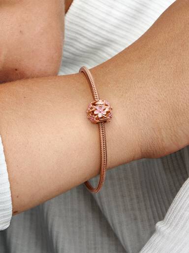 Daisy 14k rose gold-plated charm with shaded pink enamel