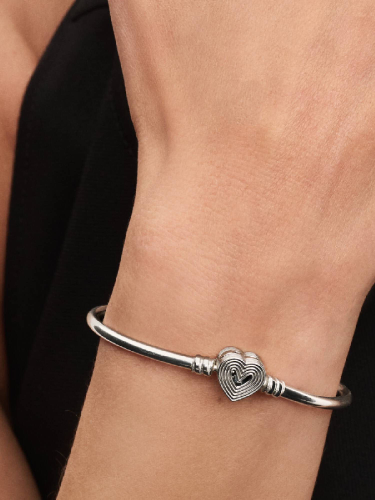 Radiating Heart Clasp Bangle