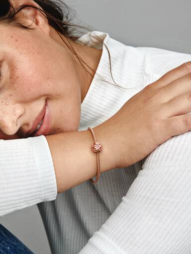 Daisy 14k rose gold-plated charm with shaded pink enamel