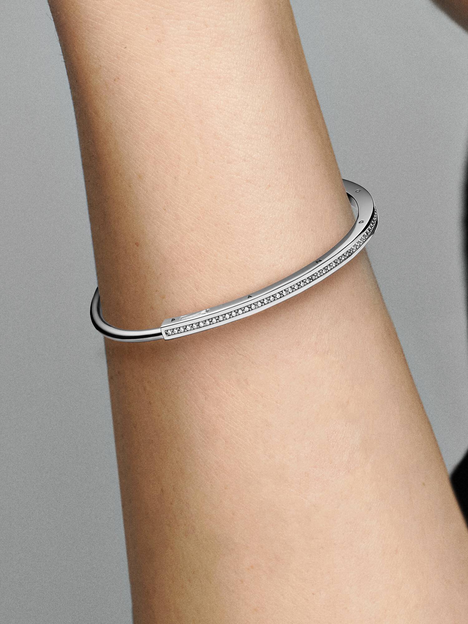 Pandora Signature I-D 密鑲寶石手鐲